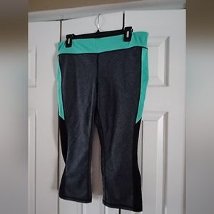 Womans gap fit capris size large